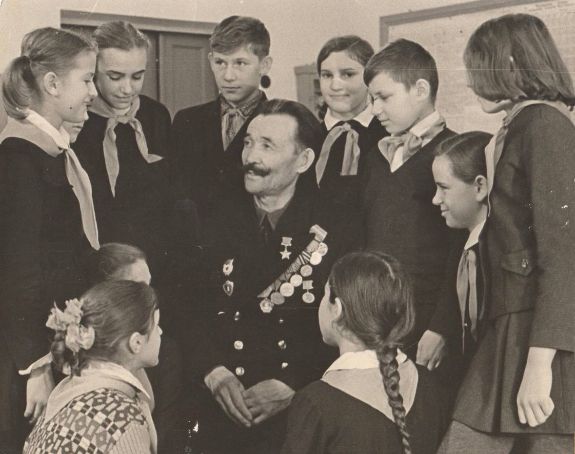 Хасан Мамутов со школьниками.jpg